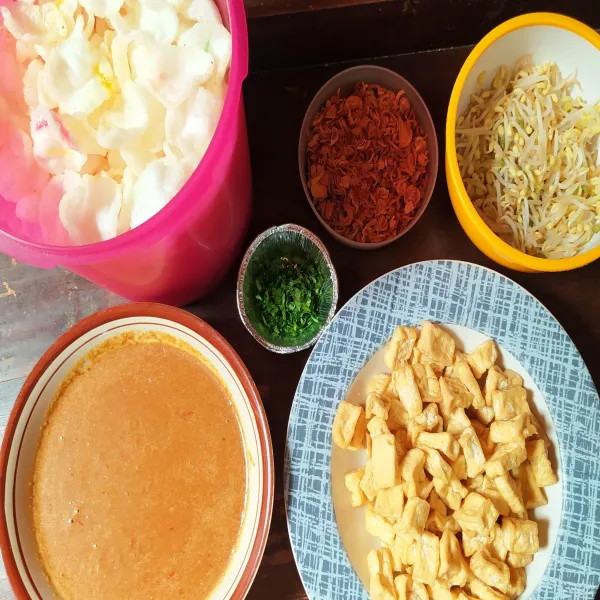 Siapkan bahan lainnya seperti kerupuk, bawang merah goreng dan seledri cincang. (Bisa ditambahkan acar timun dan lontong jika suka).
