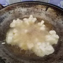 Panaskan minyak goreng. Masukkan adonan sesendok-sesendok. Goreng sampai matang. Angkat.