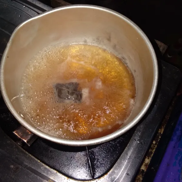 Masukkan teh celup, tunggu sampai teh berwarna coklat.
