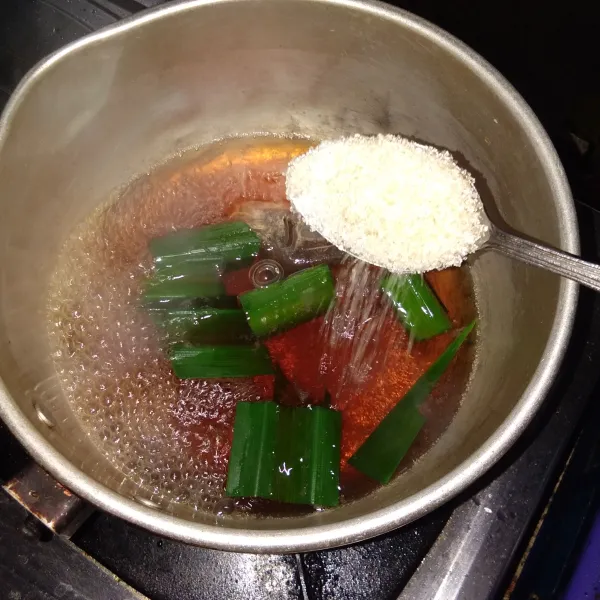 Masukkan 2 sdm gula pasir /sesuai selera. Masak sampai gula larut, matikan api.