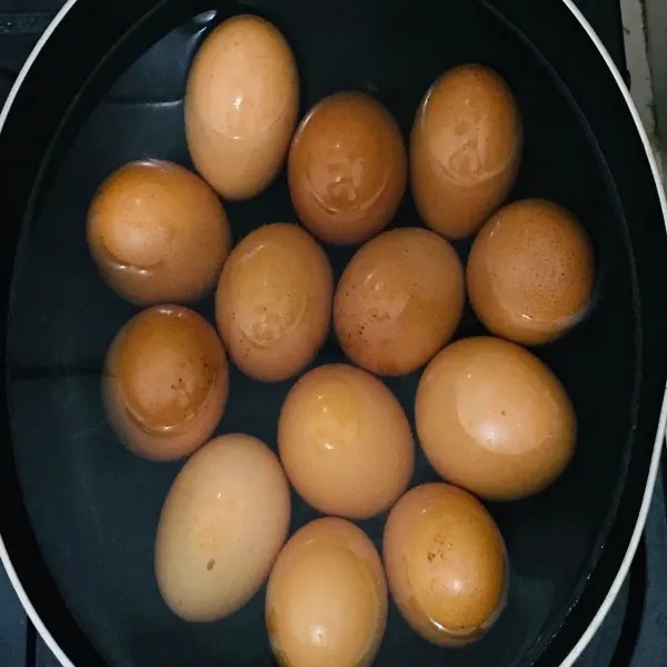Rebus telur jika sudah masak, tiriskan