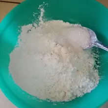 Dalam wadah lain, masukkan terigu, tepung beras, gula dan garam.