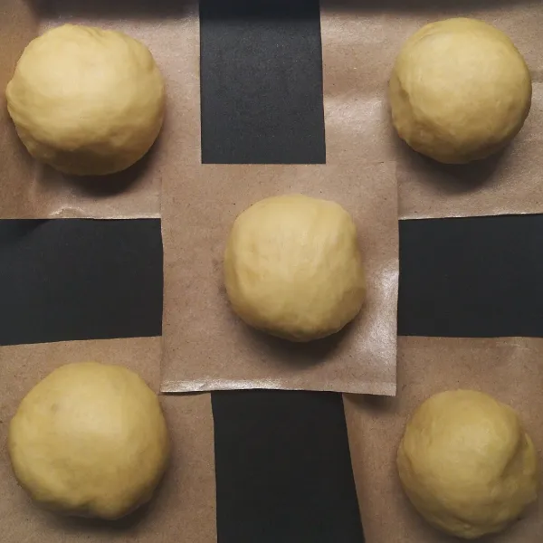 Rounding, lalu letakkan di loyang yang telah diberi kertas roti/minyak. Diamkan kembali hingga mengembang dua kali lipat (30 menit).