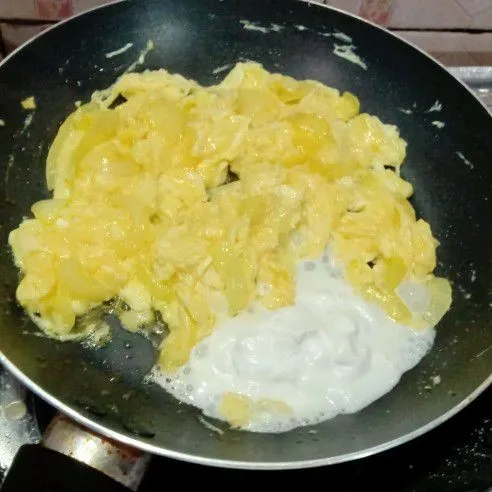 Masukkan telur, aduk sebentar kemudian tambahkan susu plain.