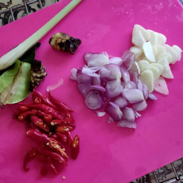 Siapkan bahan lain yang diperlukan, iris bawang putih, bawang merah dan cabe merahnya.