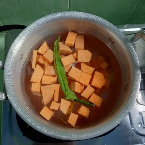 Rebus air bersama ubi dan daun pandan. Tunggu mendidih.