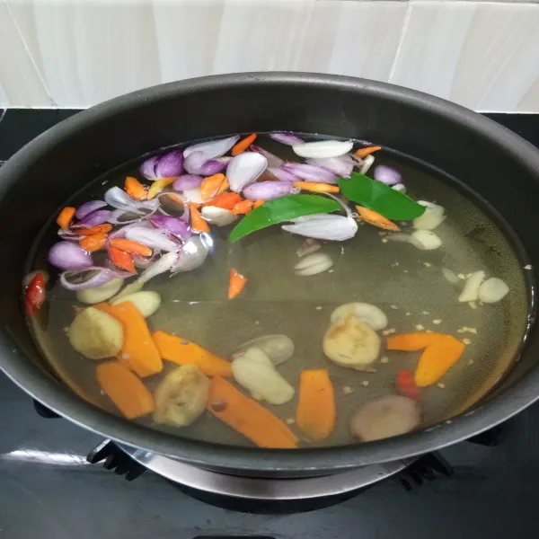 Kemudian masukan bumbu iris dan daun jeruk, masak hingga mendidih kembali.