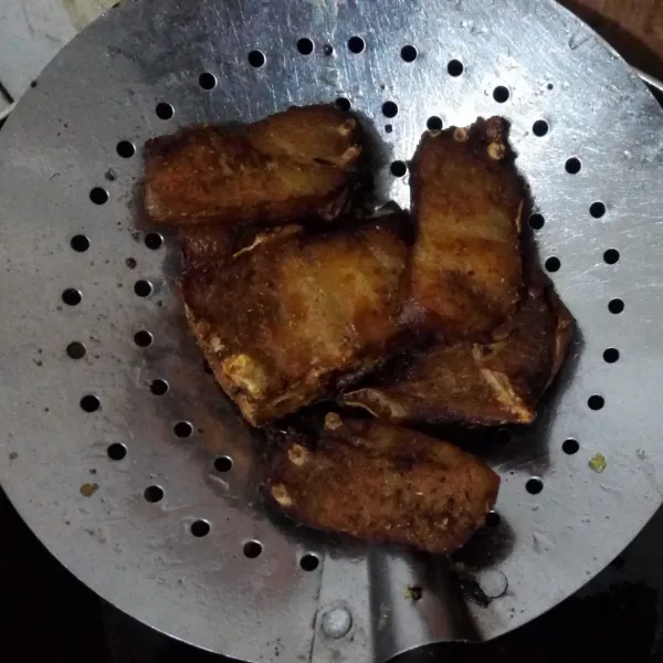 Panaskan minyak, lalu goreng ikan pari hingga matang.