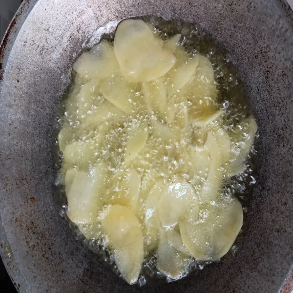 Setelah panas, masukan kentang dan sesekali diaduk agar tidak lengket