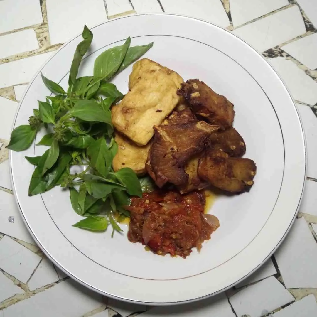 Ikan Pari (Iwak Pe) Sambal Penyet