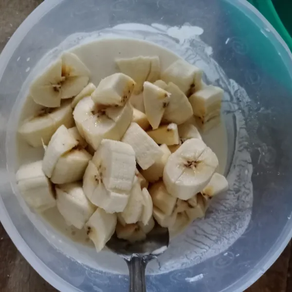 Masukkan potongan pisang, aduk rata.