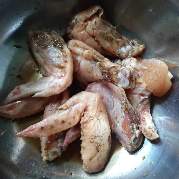 Balur ayam dengan bahan marinasi. Diamkan minimal 1 jam.