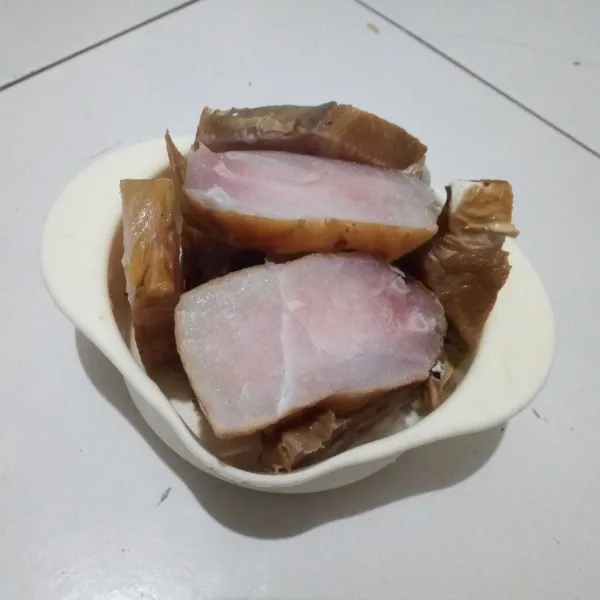 Potong-potong ikan pari lalu cuci bersih.