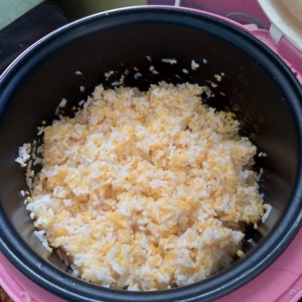 Setelah lima belas menit, nasi siap disajikan dengan sayur pedas atau lauk favorit.