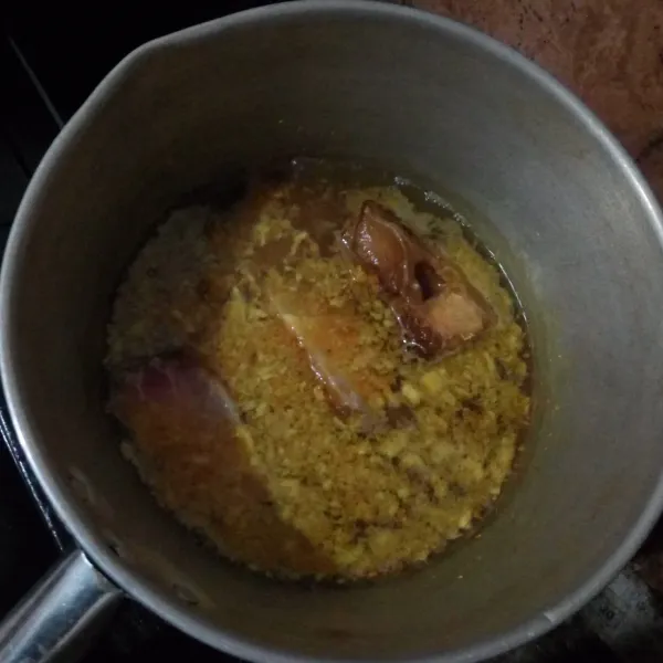 Didihkan air, lalu masukkan bumbu ikan pari ke dalam panci. Tambahkan garam, gula, kaldu bubuk, kemudian masukkan ikan pari. Masak (ungkep) hingga bumbu meresap.