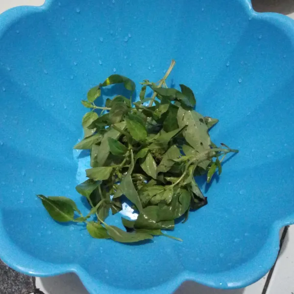 Siapkan daun kemangi sebagai pelengkap, sisihkan.