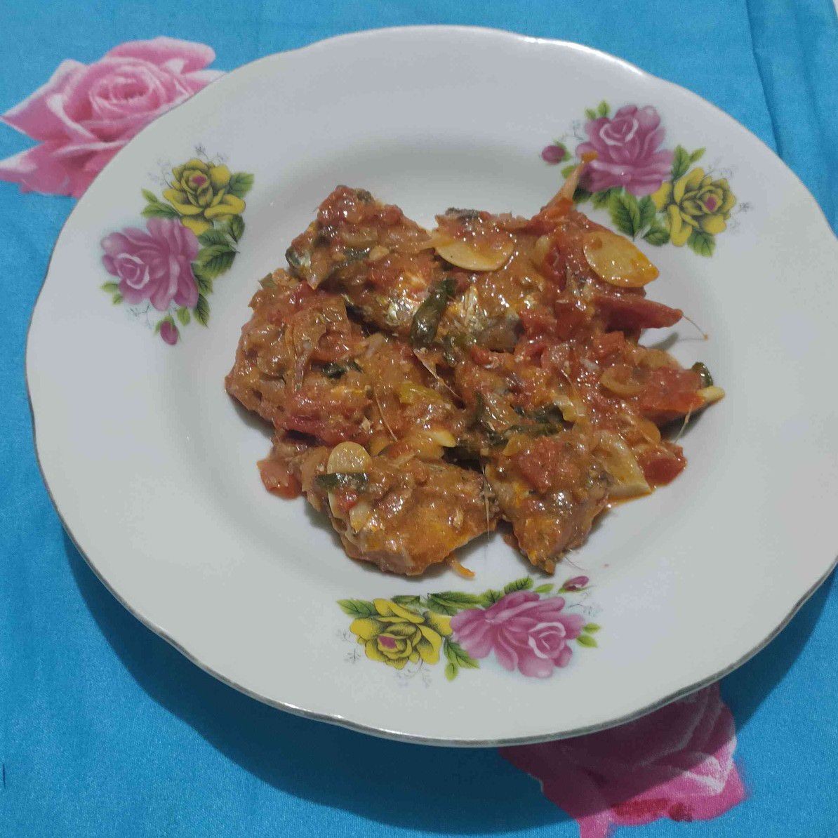 Ikan kembung bumbu sarden dalam piring saji