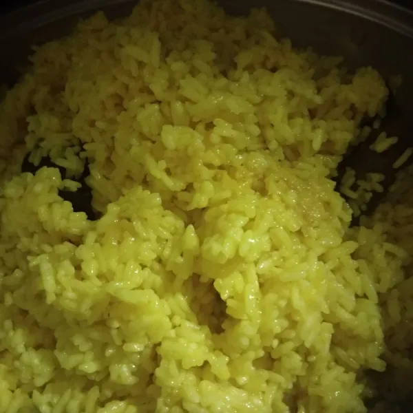 Masukkan aronan nasi ke dalam panci. Kukus selama 20 menit.