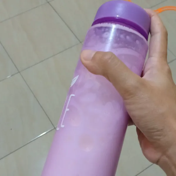 Masukkan susu cair kedalam shaker/tumbler (isi 1/3 bagian) lalu kocok hingga berbusa. (catatan: busa yang dihasilkan dari setiap merk susu akan berbeda-beda).
