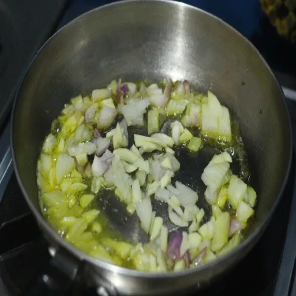 Lelehkan mentega lalu tumis bombay dan bawang putih sampai harum dan layu.
