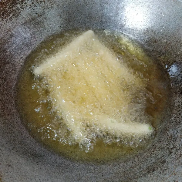 Panaskan minyak goreng secukupnya, setelah minyak hangat, masukkan adonan sotong goreng sampai matang.