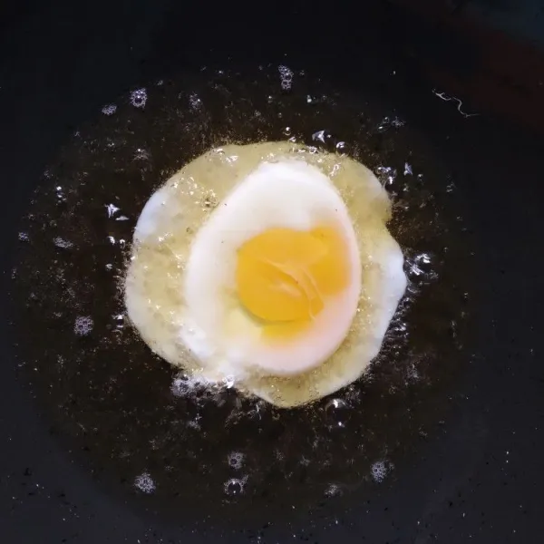 Goreng telur dengan cara diceplok hingga matang, sisihkan