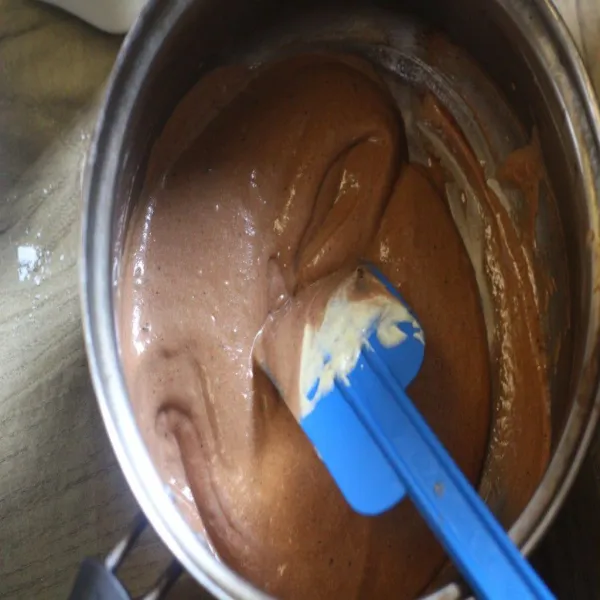 Ambil seperempat bagian adonan dan campurkan dengan pasta bubuk coklat yang sudah dibuat, aduk rata.