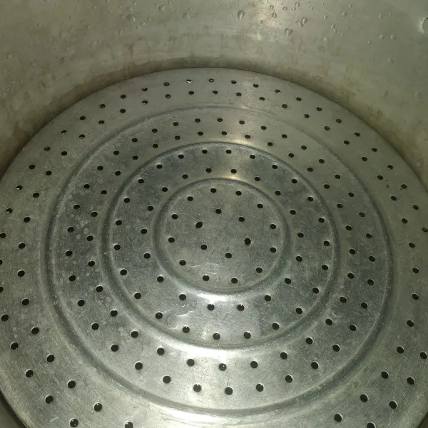 Panaskan panci berisi air. Tunggu hingga air mendidih.