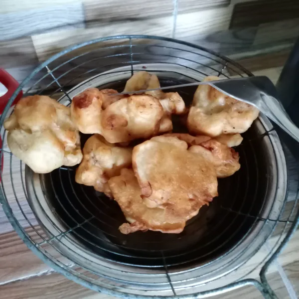Angkat dan tiriskan. Sajikan dengan toping keju parut.