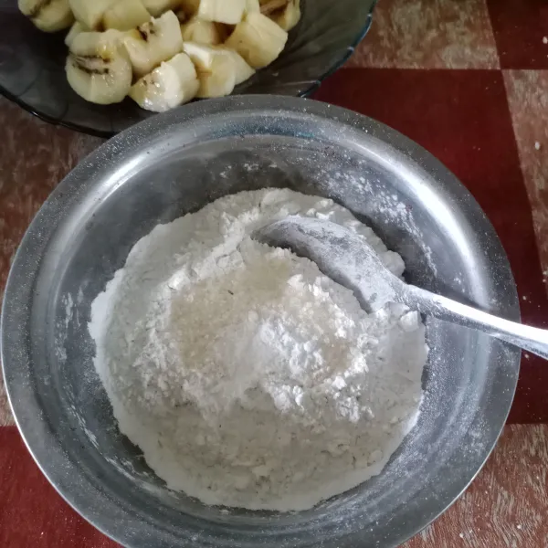 Campur tepung terigu, tepung beras, baking powder, vanili, gula pasir dan garam.