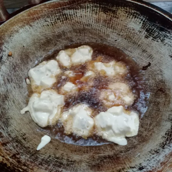 Goreng dalam minyak panas sampai berwarna kuning kecoklatan.