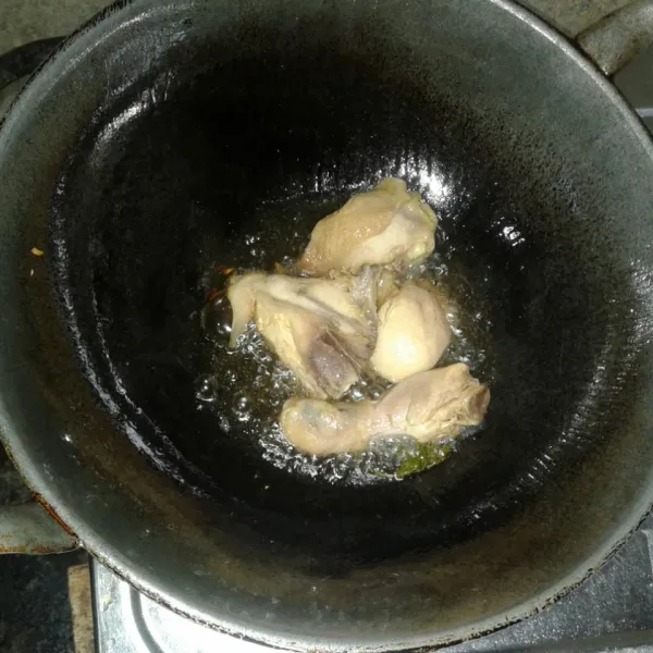 Setelah mendidih dan ayam mateng, ambil ayam lalu goreng jangan terlalu garing lalu angkat.