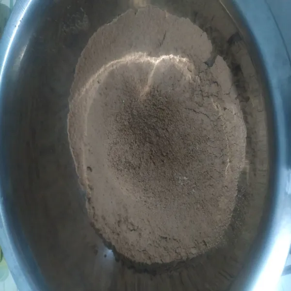 Masukan ke wadah yang lain tepung terigu, coklat bubuk, susu bubuk. Aduk rata. Saring.