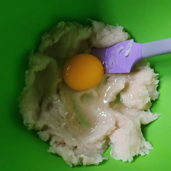 Setelah adonan dingin, tambahkan telur, aduk hingga tercampur rata.
