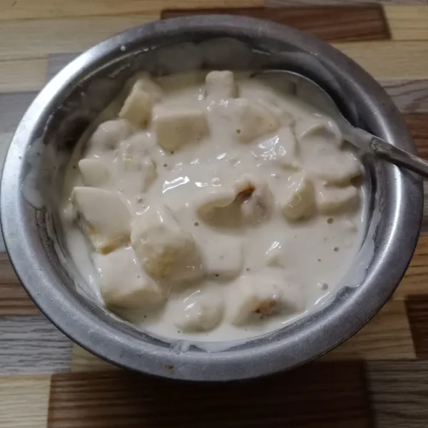 Masukan potongan pisang, aduk rata.