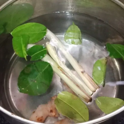 Masukkan air ke panci beri daun jeruk, lengkuas dan serai. Masak hingga air mendidih.