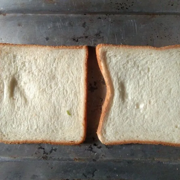 Siapkan 2 buah roti tawar