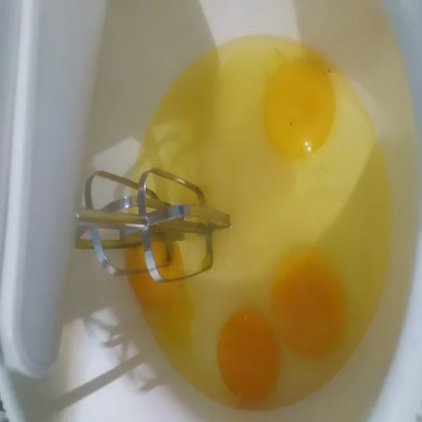 Masukan ke wadah telur, gula pasir dan emulsifier. Mixer selama 8 menit (kecepatan tinggi) atau sampai kental berjejak.