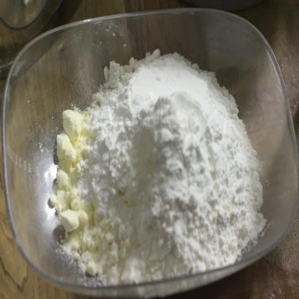 Campur tepung, maizena dan susu bubuk di mangkok lain.