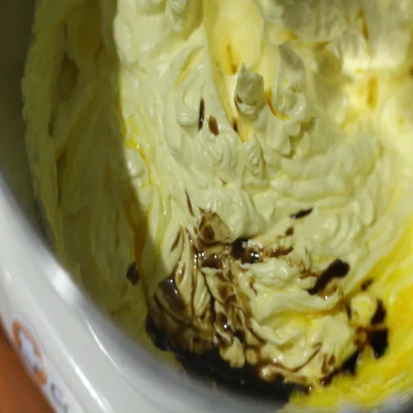 Masukan kuning telur satu per satu, disusul dengan vanilla, mixer rata tiap penambahan telur.