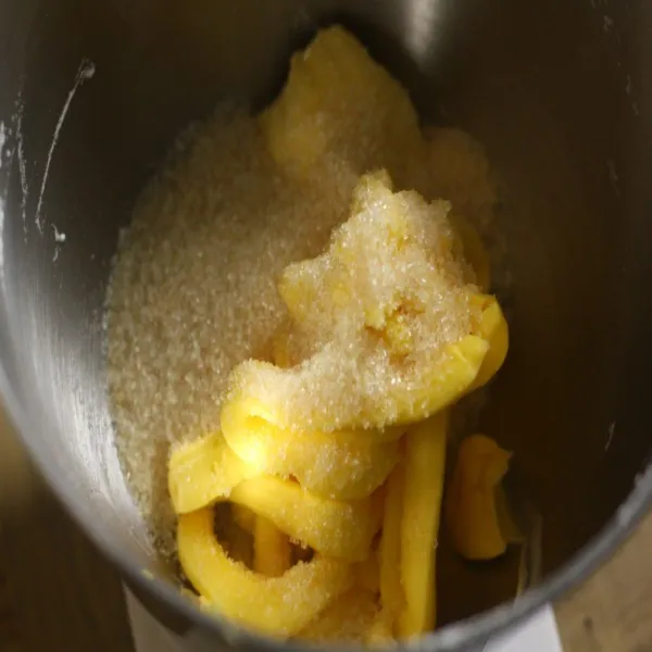 Mixer gula dan butter selama 6-7 menit atau sampai pucat dan mengembang.