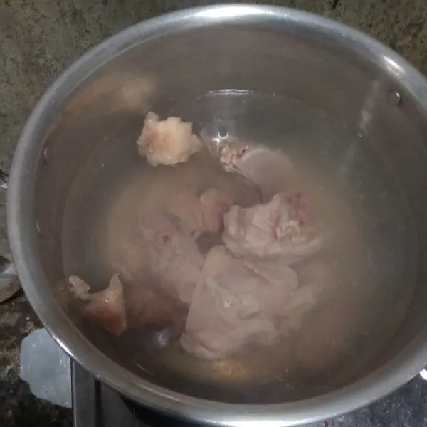 Didihkan air lalu masukkan tertelan sapi dan juga ayam. Masak sampai mendidih dan ayam lunak.