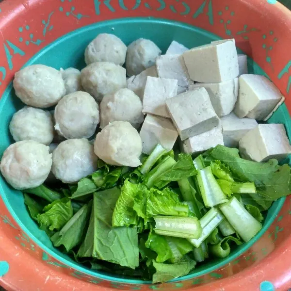 Potong-potong tahu dan sawi.