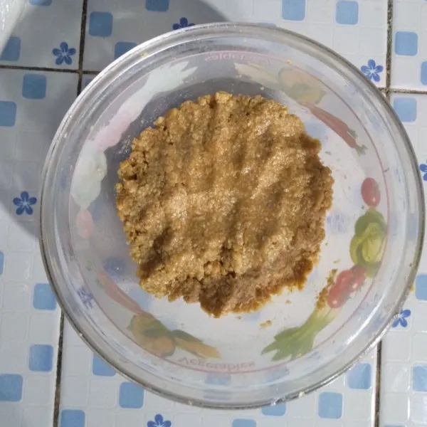 Campurkan oatmeal instan, remahan biskuit, krim kacang, 2 sdm mentega, susu kental manis, madu dan garam. Pastikan tercampur rata.