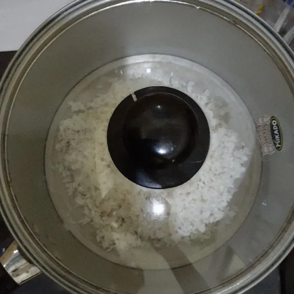 Panaskan panci kukusan, kukus beras ketan sampai setengah matang selama kurang lebih 15-20 menit. Angkat.
