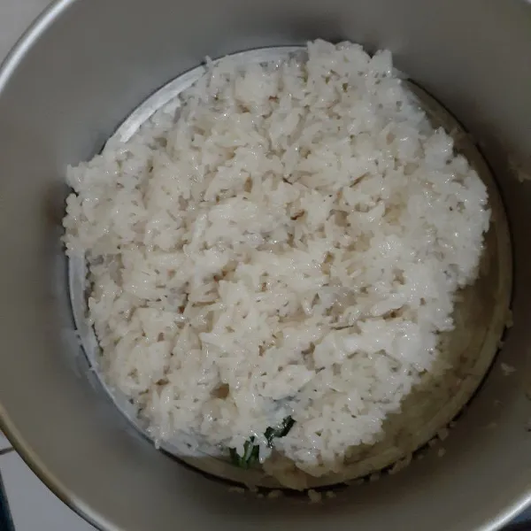Panaskan panci kukusan kembali, kukus beras ketan sampai matang selama 30 menit. Angkat.
