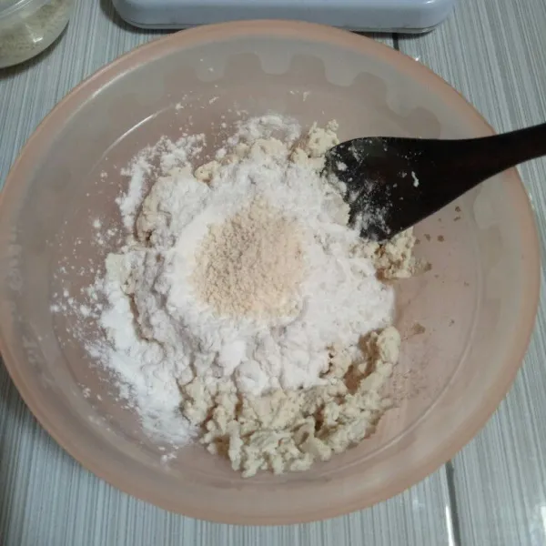Tambahkan tepung maizena, tepung tapioka, baking powder, garam dan kaldu bubuk. Aduk sampai tercampur rata.