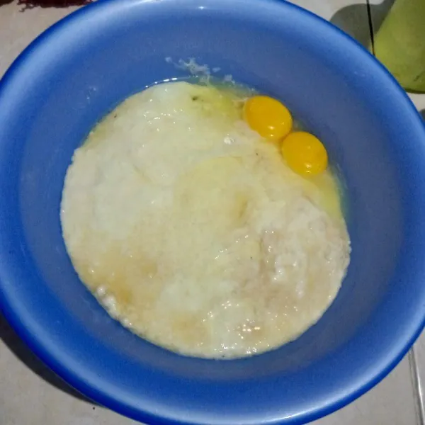 Campur terigu, gula, susu bubuk dan telur dalam satu wadah.