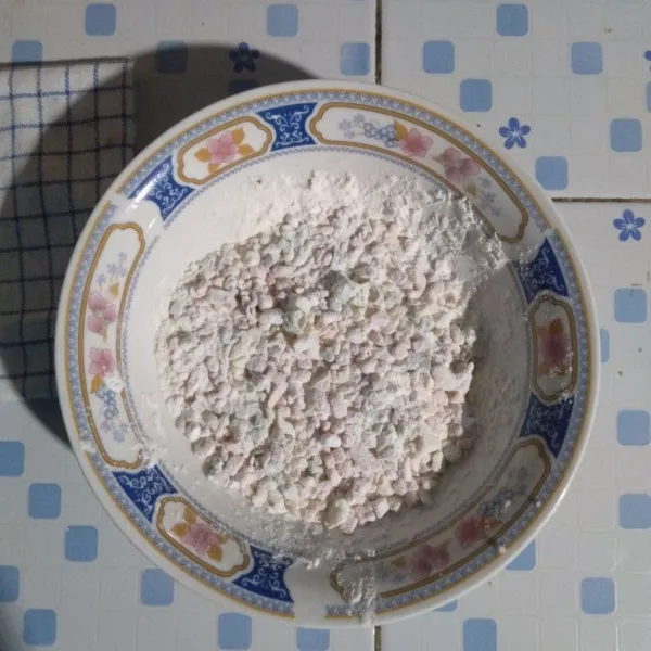 Tambahkan 2 sdm munjung tepung tapioka dan 6 sdm munjung tepung terigu, aduk rata