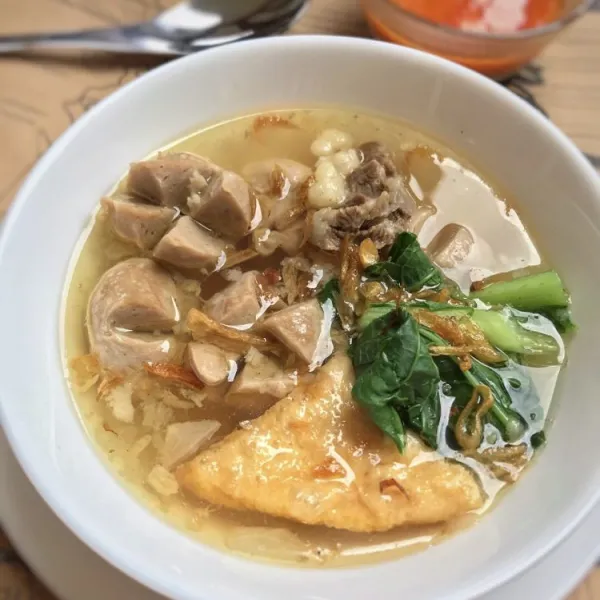 Dalam mangkok saji tambahkan daun sledri, daun caisim dan bawang goreng. Bakso kuah siap disajikan dengan rasa yang tidak kalah dengan bakso samrat khas Solo.